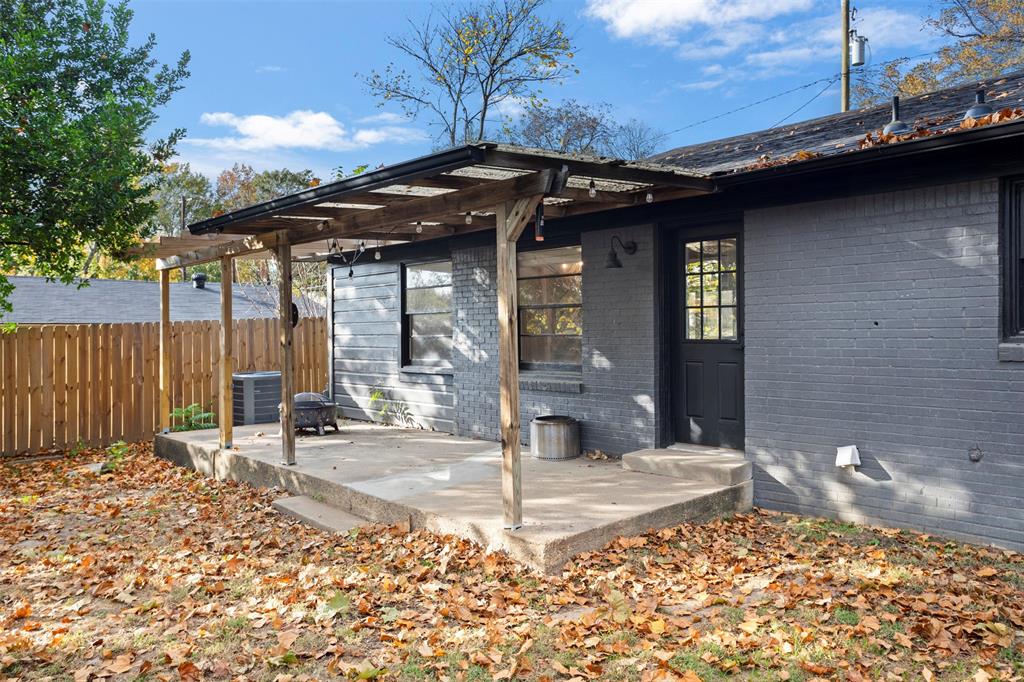 611 East Watkins Street Tyler, TX 75701 - Photo 25 of 29 a patio with table and chairs