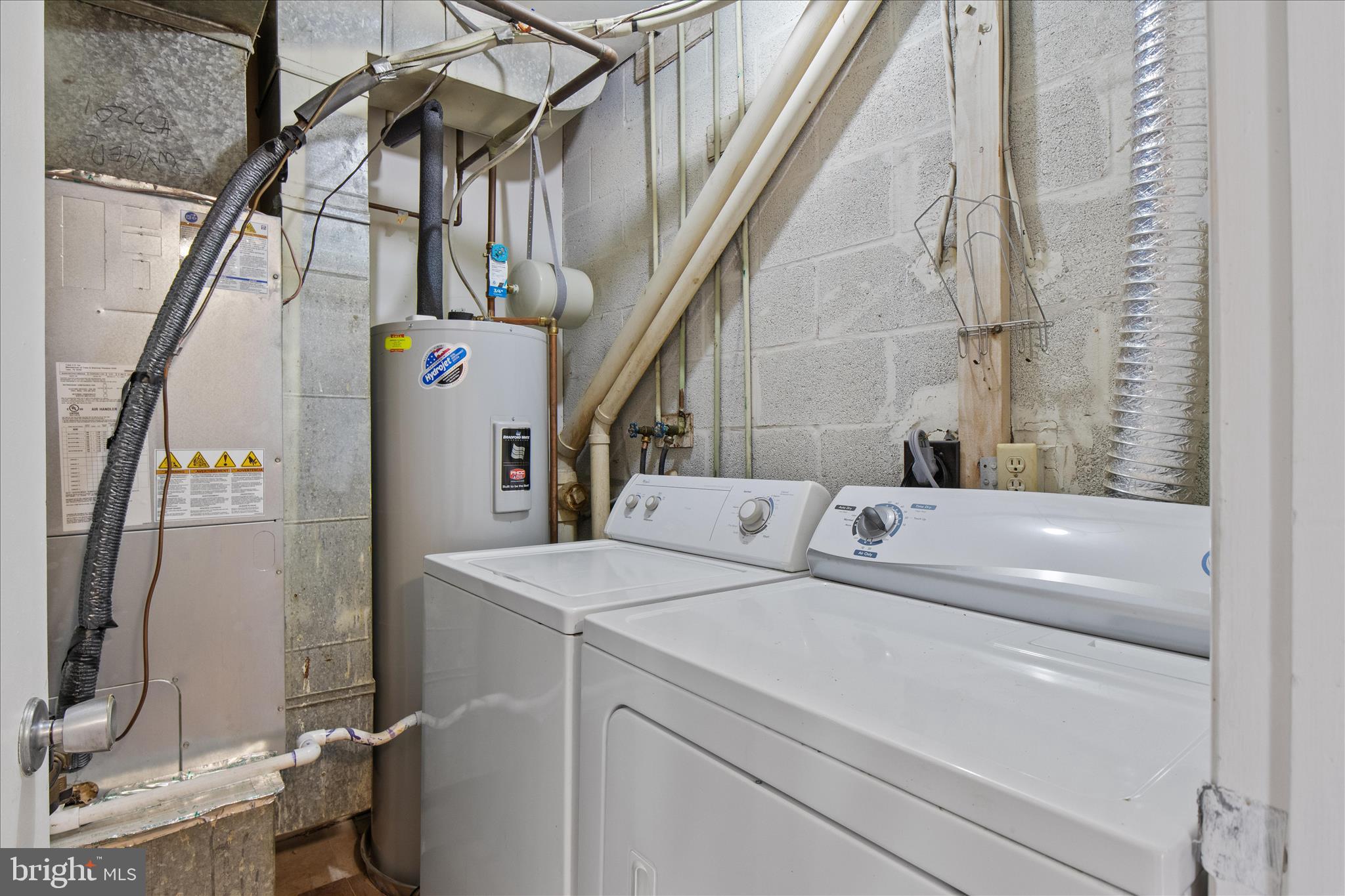 2142 Cartwright Place Reston, VA 20191 - Photo 11 of 29 a utility room with dryer and washer