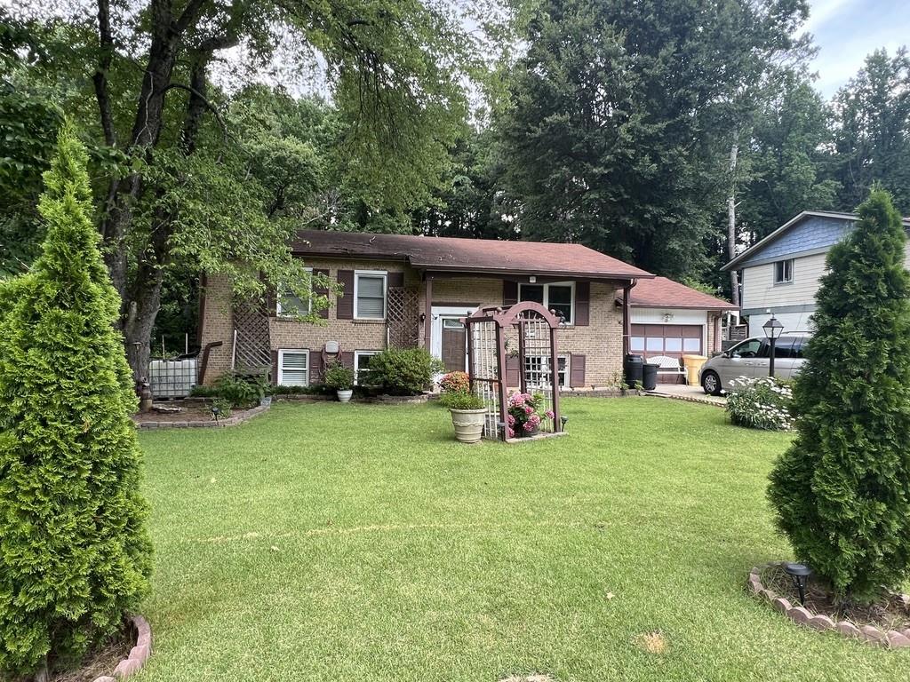 a view of a house with backyard porch and garden