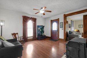 376 Wesley Chapel Road Jeffersonville, OH 43128 - Photo 13 of 47 wesleyfrontroom3