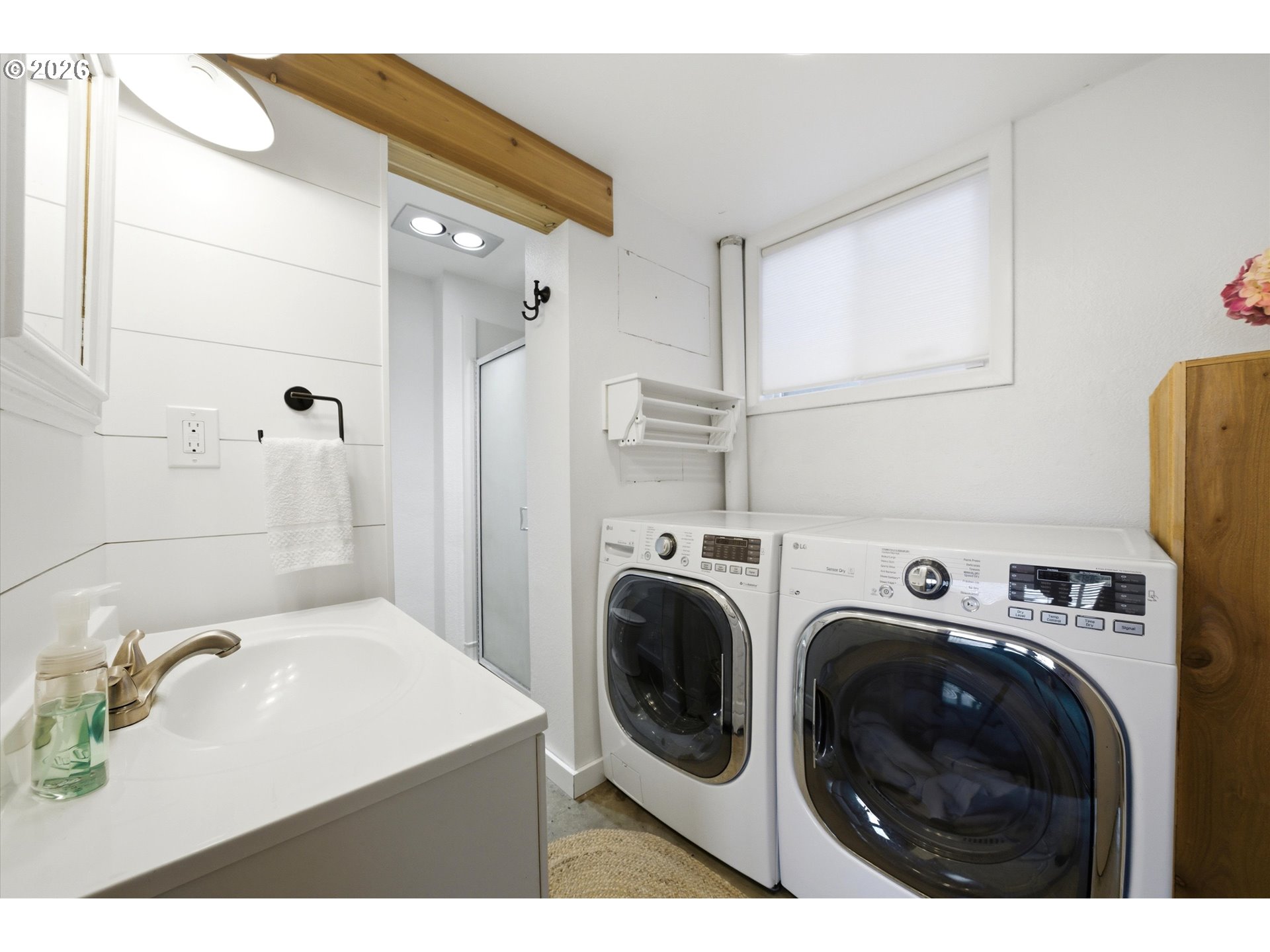 825 West Ridgeway Avenue Hermiston, OR 97838 - Photo 23 of 33 a utility room with dryer and washer