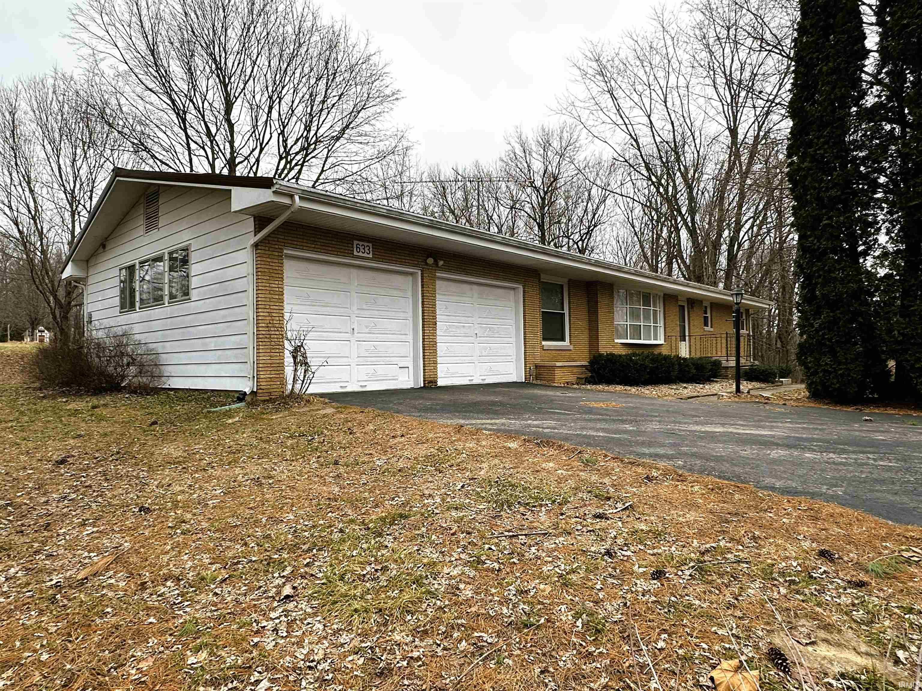 633 South Washington Street Bloomfield, IN 47424 - Photo 2 of 35