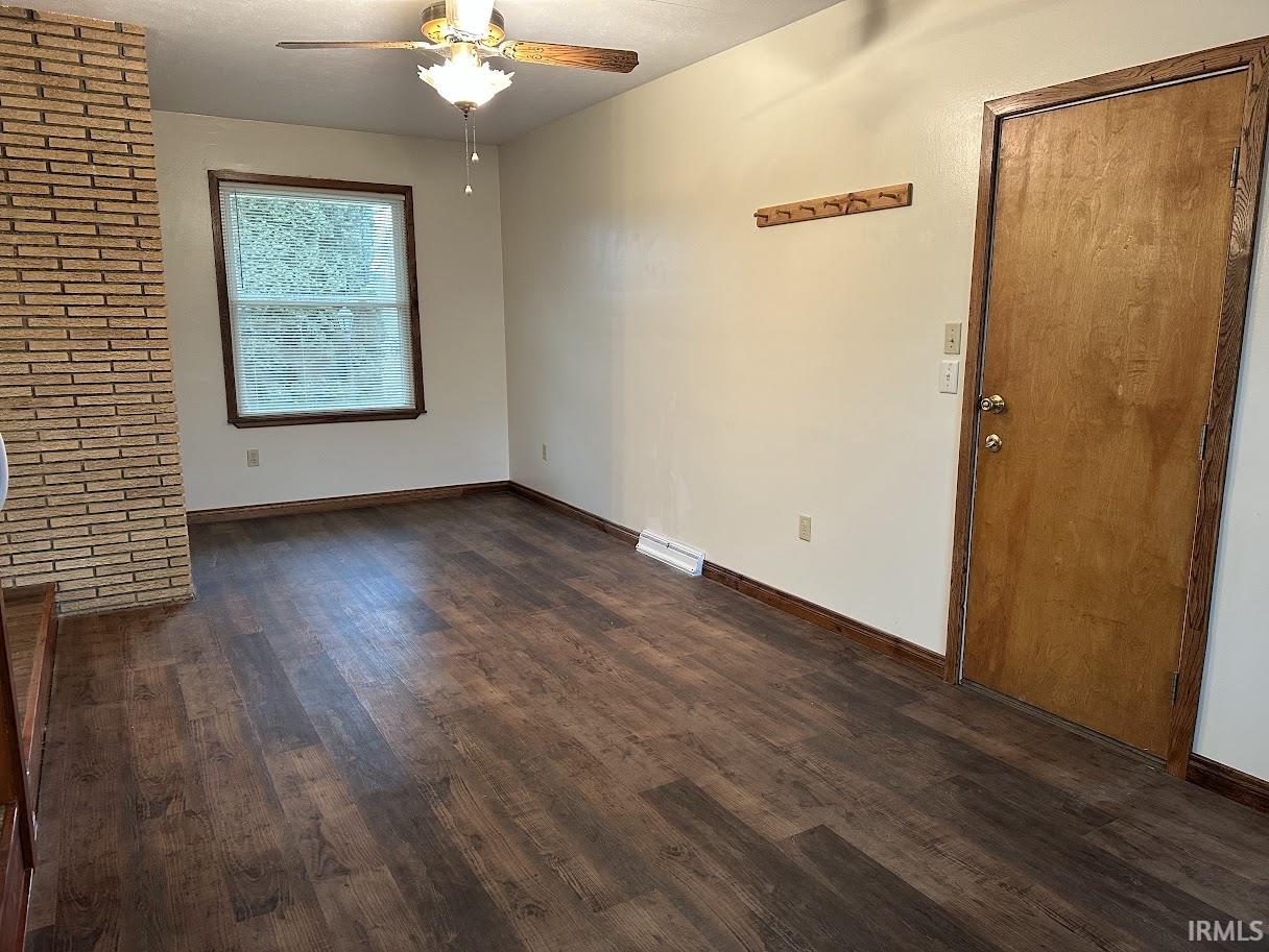 633 South Washington Street Bloomfield, IN 47424 - Photo 3 of 21