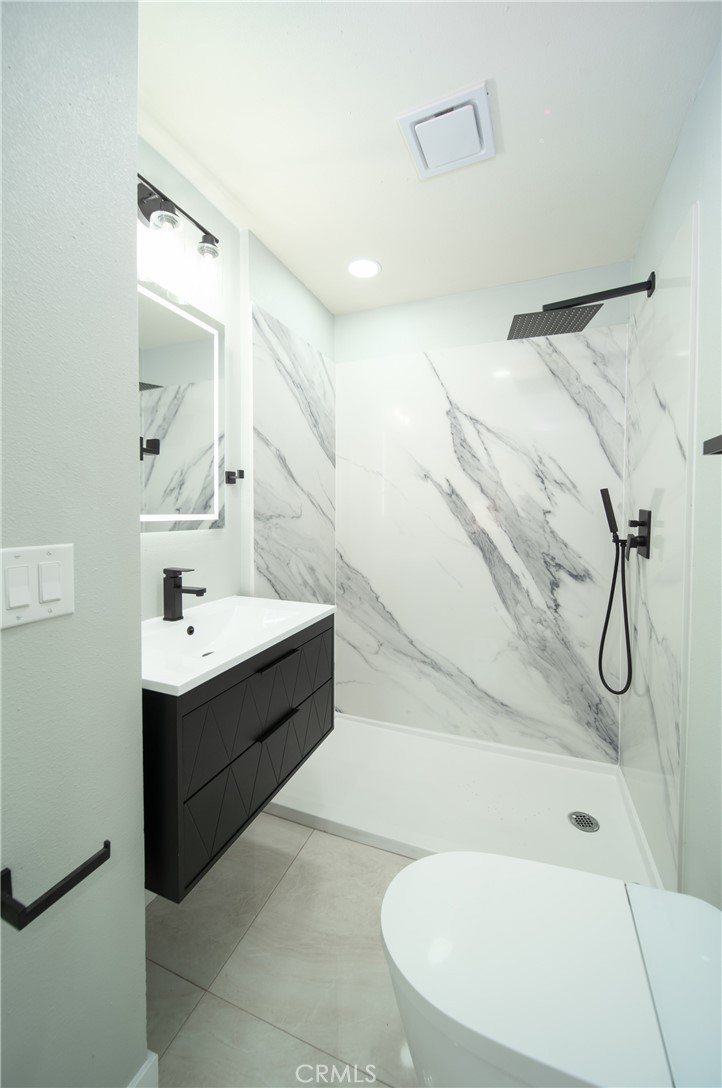 204 West 25th Street Merced, CA 95340 - Photo 13 of 22 bathroom 1