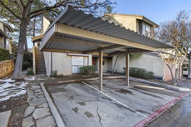 a view of a house with backyard