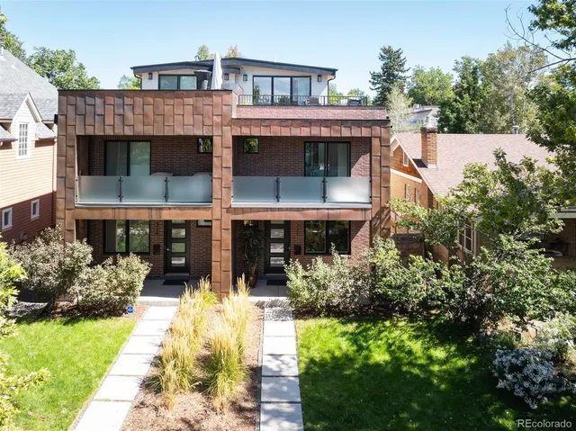 a view of a house with yard and plants