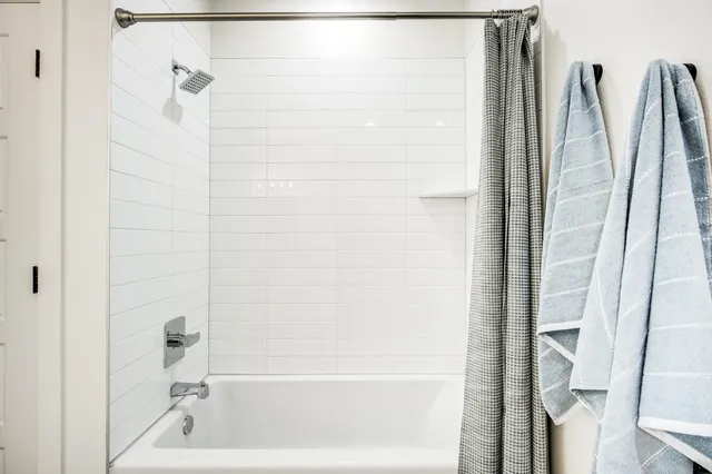 a en suite bathroom with a double vanity sink and mirror