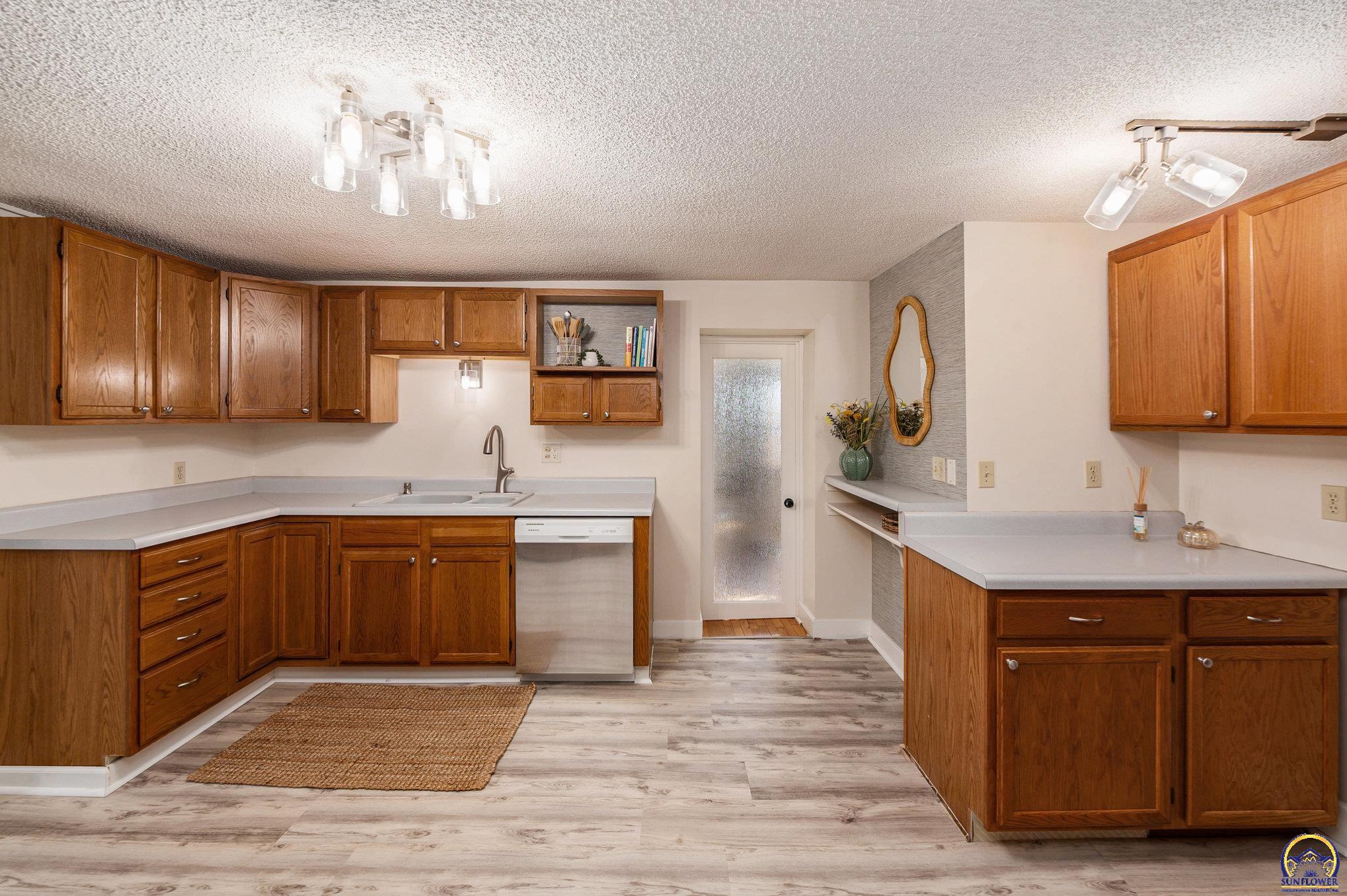 824 Northeast Collier Road Topeka, KS 66617 - Photo 17 of 51