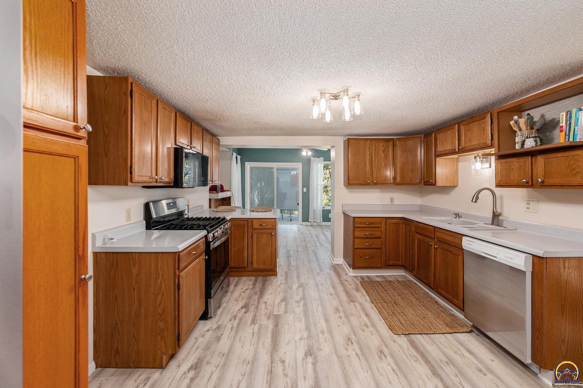 824 Northeast Collier Road Topeka, KS 66617 - Photo 18 of 51