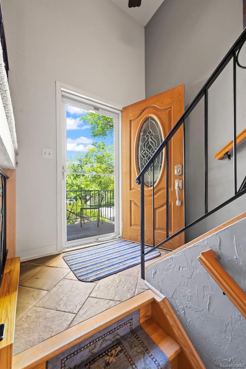 1560 Findlay Way Boulder, CO 80305 - Photo 2 of 40 a living room with a rug