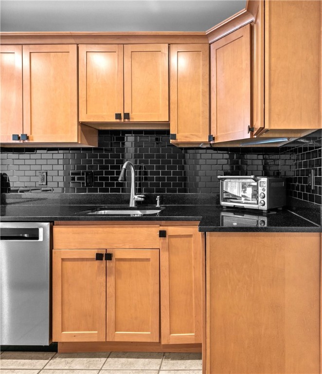 189 Laurel Avenue, Unit 189 Providence, RI 02906 - Photo 13 of 42