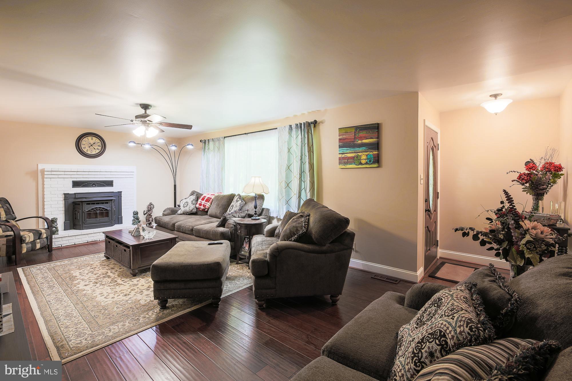 3743 Old Hanover Road Westminster, MD 21158 - Photo 5 of 37 Living Room