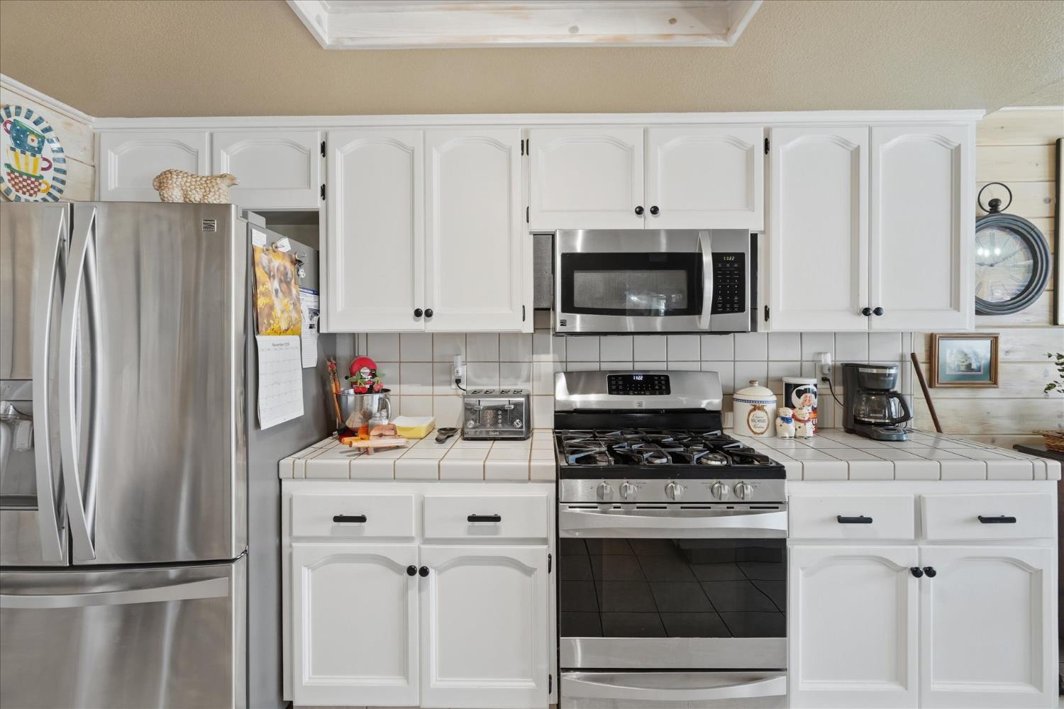 32583 River Knolls Road Coarsegold, CA 93614 - Photo 23 of 63 a kitchen with cabinets stainless steel appliances and a counter space