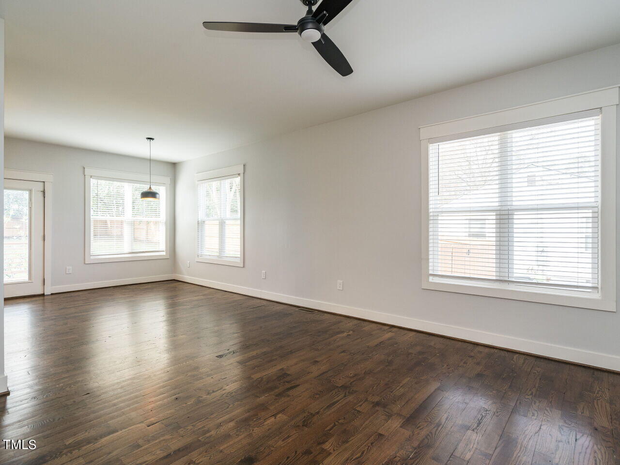 004-1280x960-family-room