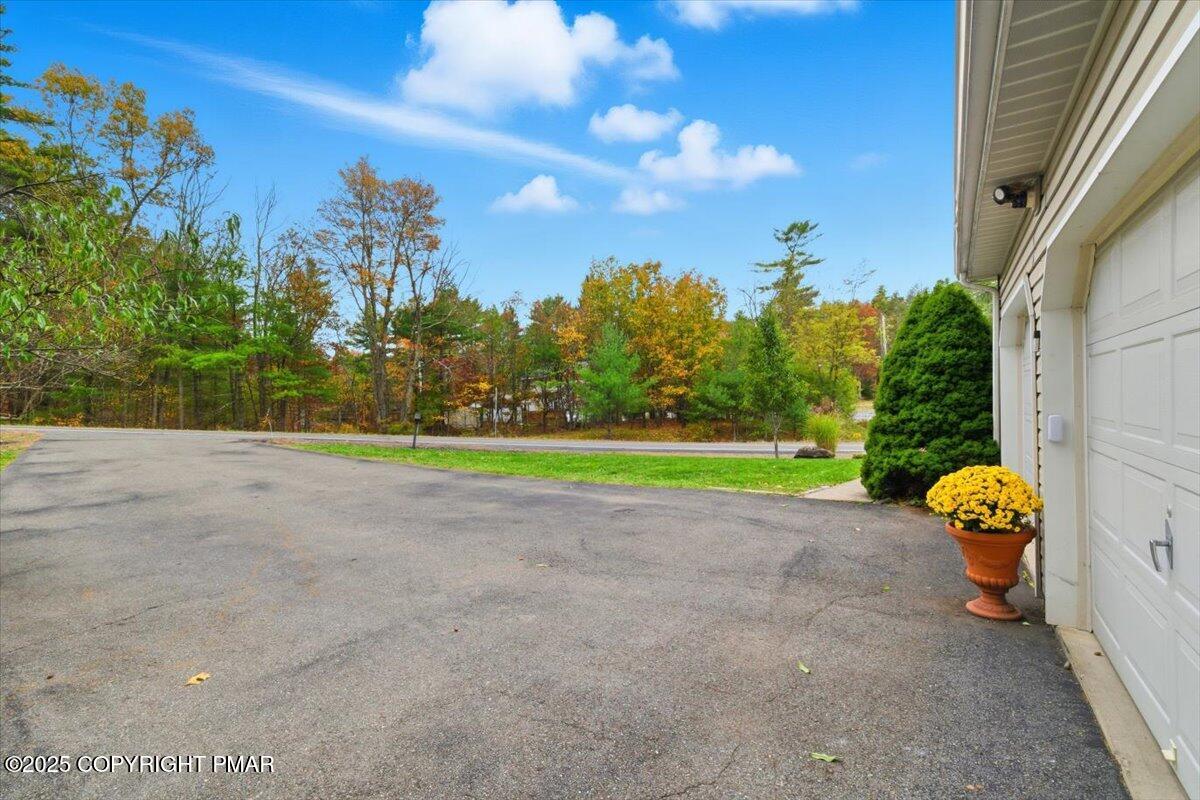 102 Arbor Way Stroudsburg, PA 18360 - Photo 42 of 51 a view of a volley ball court