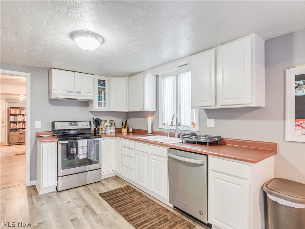 8701 Hartman Road Wadsworth, OH 44281 - Photo 14 of 32 Kitchen Stove