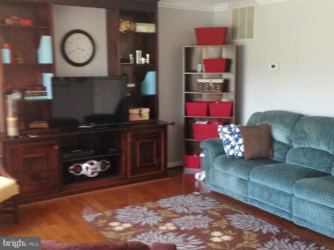 202 Hunter Run Road Winchester, VA 22602 - Photo 2 of 25 Family Room