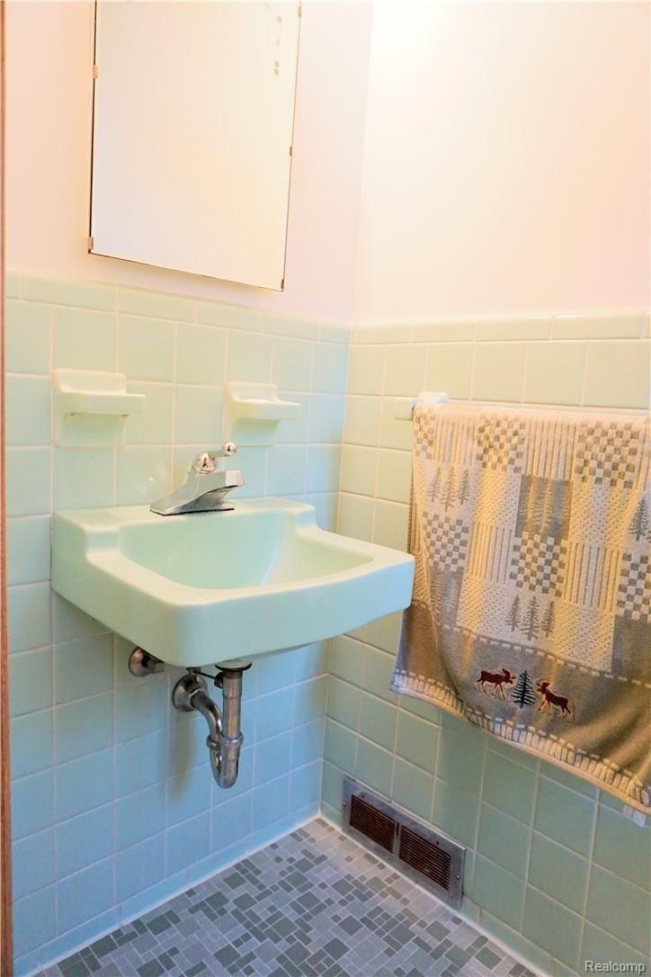 902 Hampton Road Grosse Pointe, MI 48236 - Photo 20 of 47 DSC00289.jpg