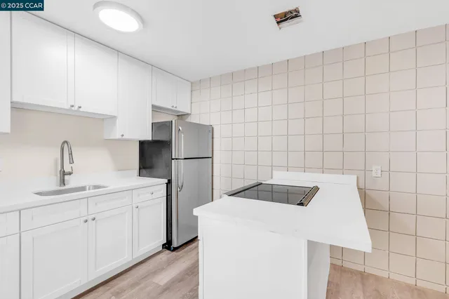 a view of a livingroom with washer and dryer