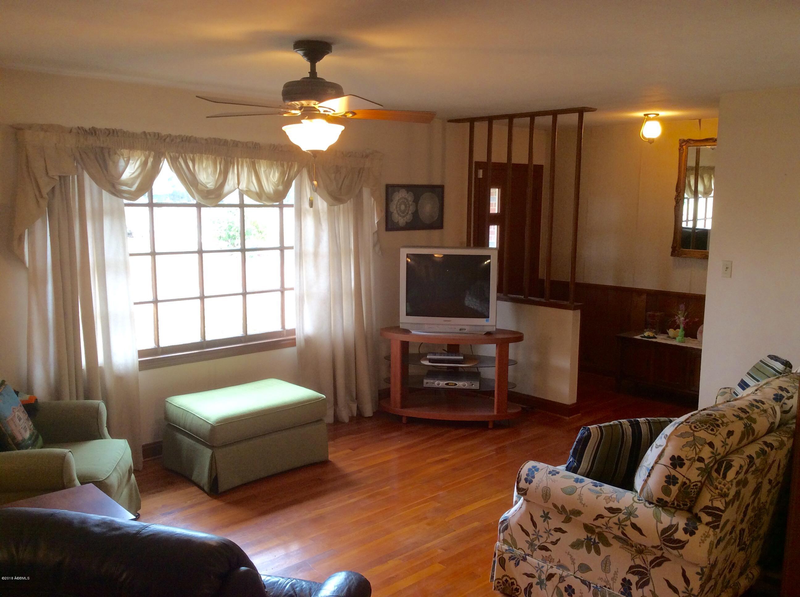 124 Country Club Road Hampton, SC 29924 - Photo 2 of 10 Family Room