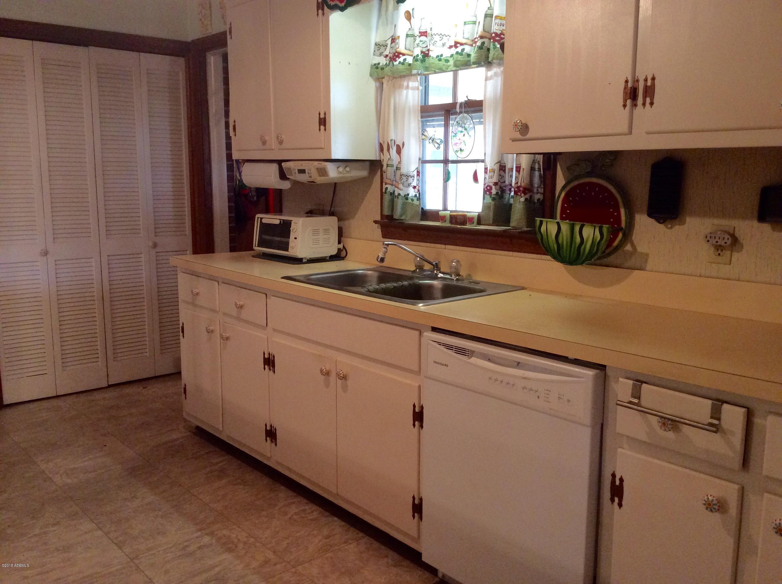 124 Country Club Road Hampton, SC 29924 - Photo 3 of 10 Kitchen