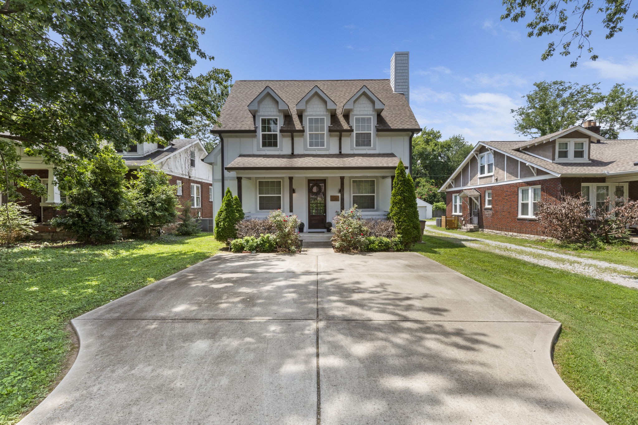 3209 Kinross Avenue Nashville, TN 37211 - Photo 2 of 48 front view of house with a yard