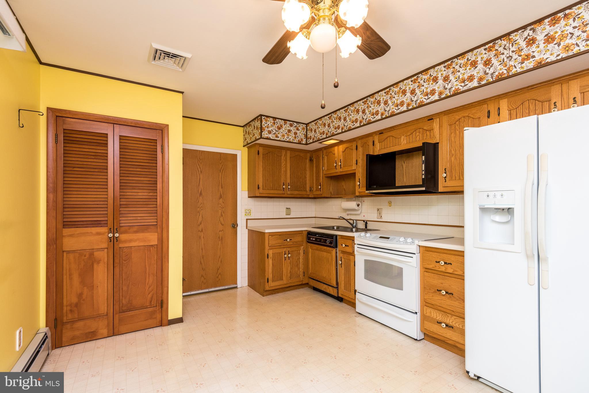 858 Rising Sun Road Telford, PA 18969 - Photo 6 of 23 Eat-In Kitchen