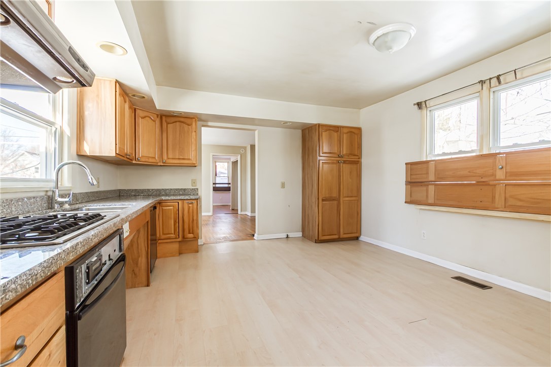 4 Sanford Place Rochester, NY 14620 - Photo 3 of 26