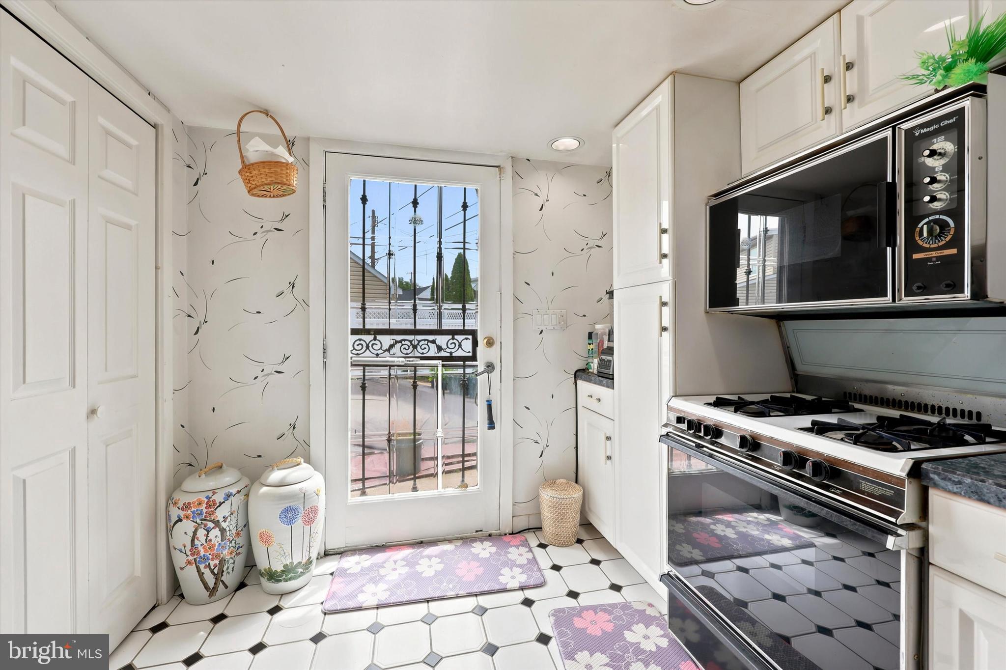 897 Pine Hill Road Philadelphia, PA 19115 - Photo 15 of 21