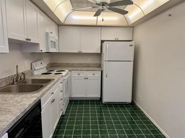 $2,500 | 255 Dolphin Point, Unit 710, Clearwater Beach, FL 33767