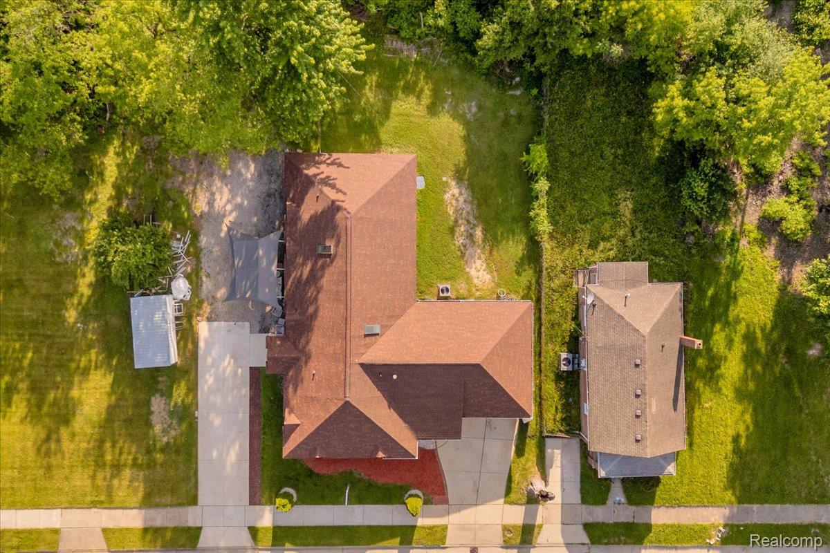 3260 Isabelle Street Inkster, MI 48141 - Photo 32 of 35 Aerial perspective showcasing two distinct properties with surrounding green spaces