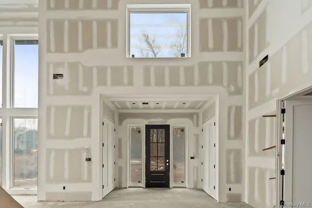 a view of livingroom with an entryway