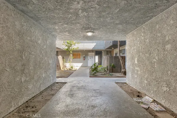 a view of entryway with a yard and table