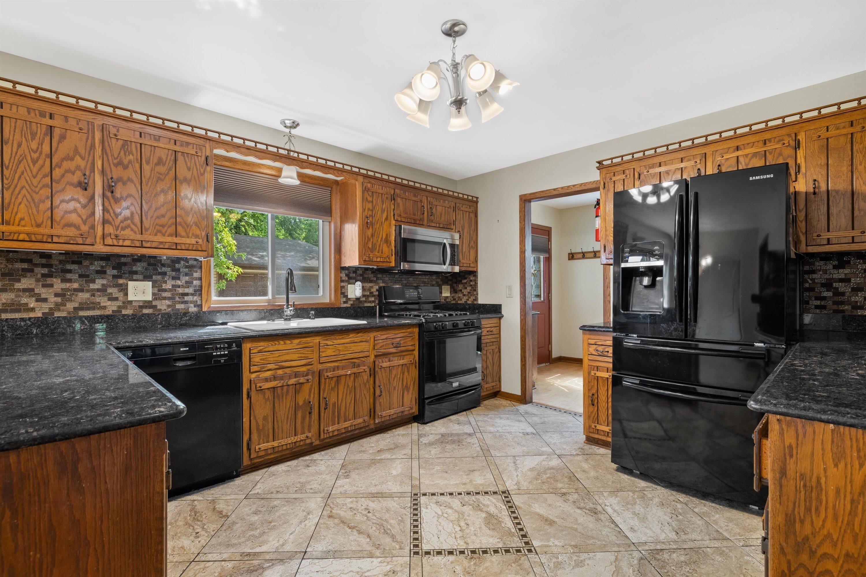 7849 Green Bay Road Pleasant Prairie, WI 53142 - Photo 10 of 42 Kitchen