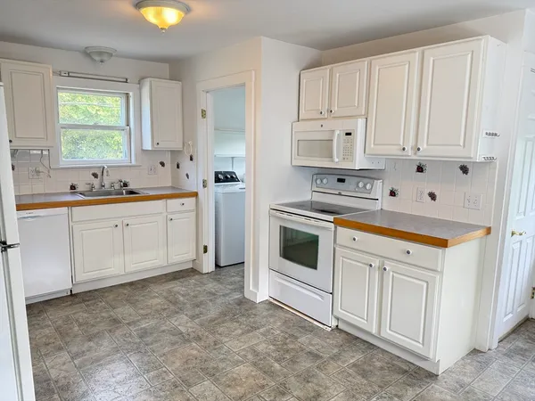 $2,300 | 169 Main Street, Unit A, Rowley, MA 01969