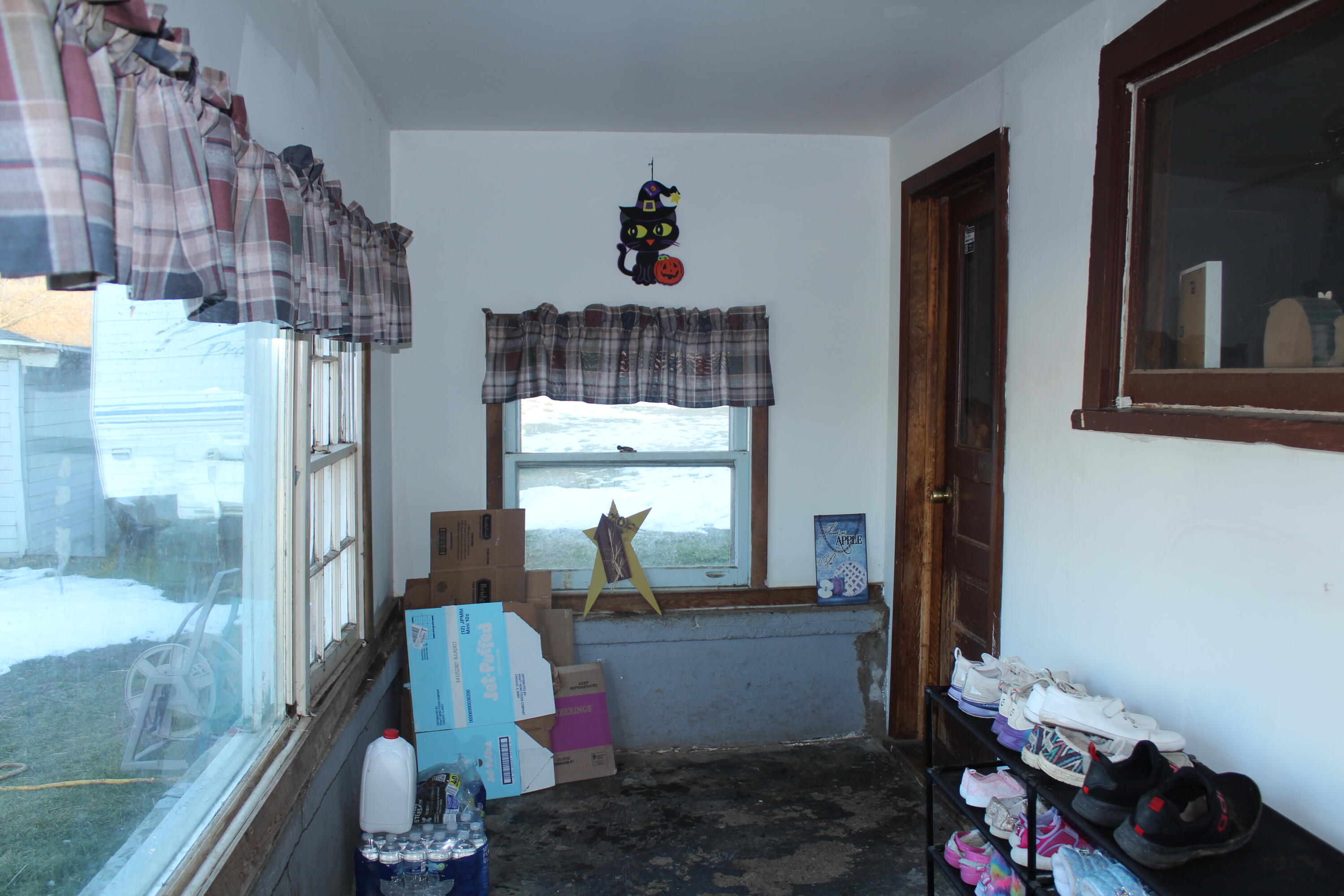 9401 Sand Road Bellevue, MI 49021 - Photo 5 of 18 Porch