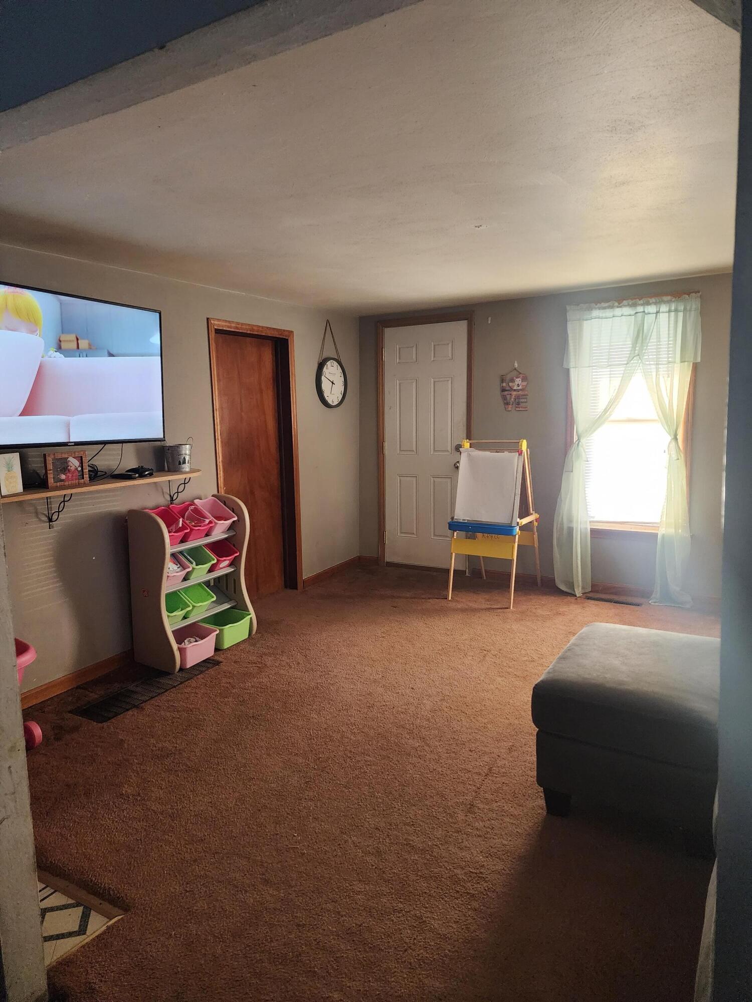 9401 Sand Road Bellevue, MI 49021 - Photo 7 of 18 Livingroom