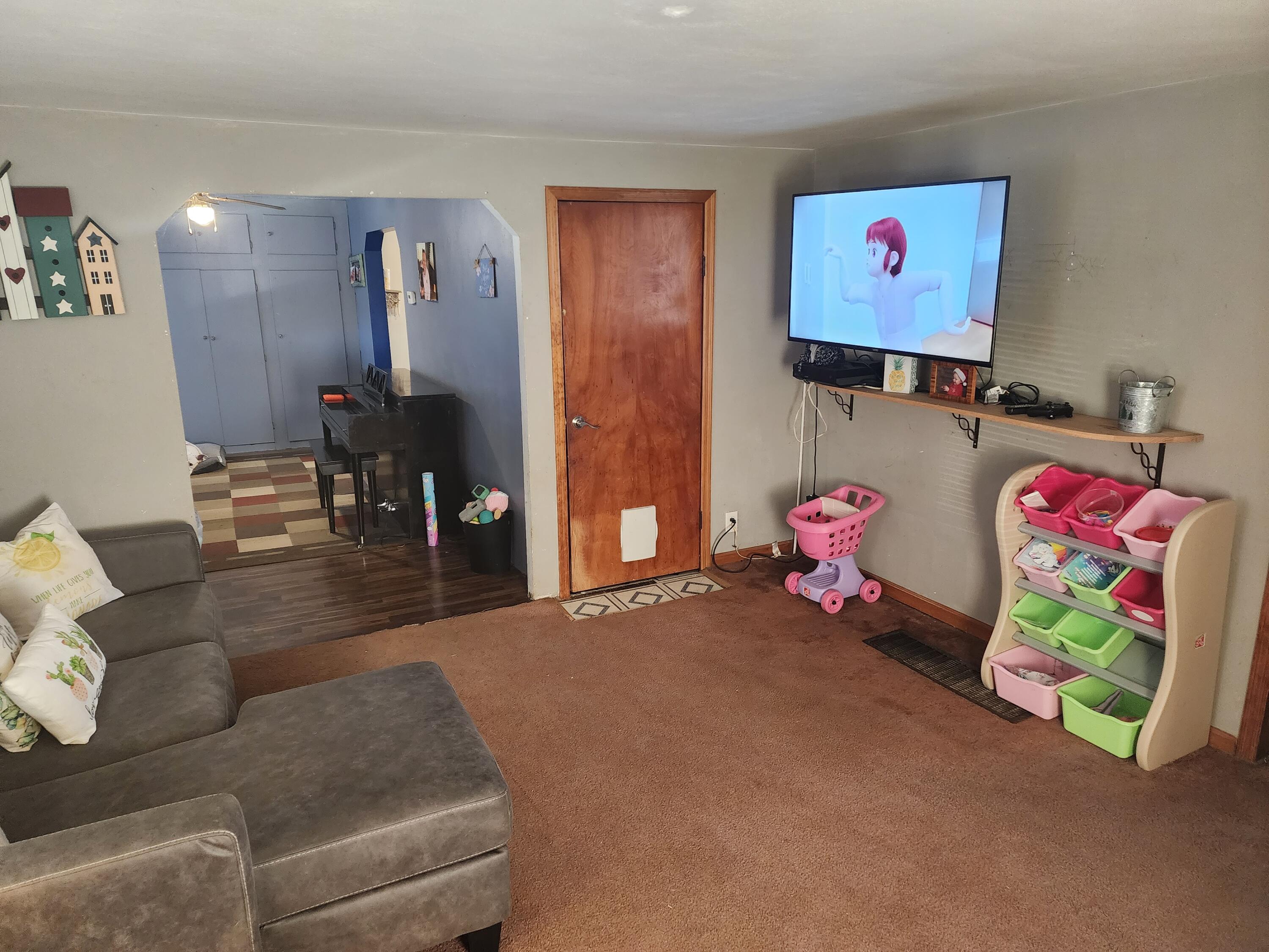 9401 Sand Road Bellevue, MI 49021 - Photo 8 of 18 Livingroom