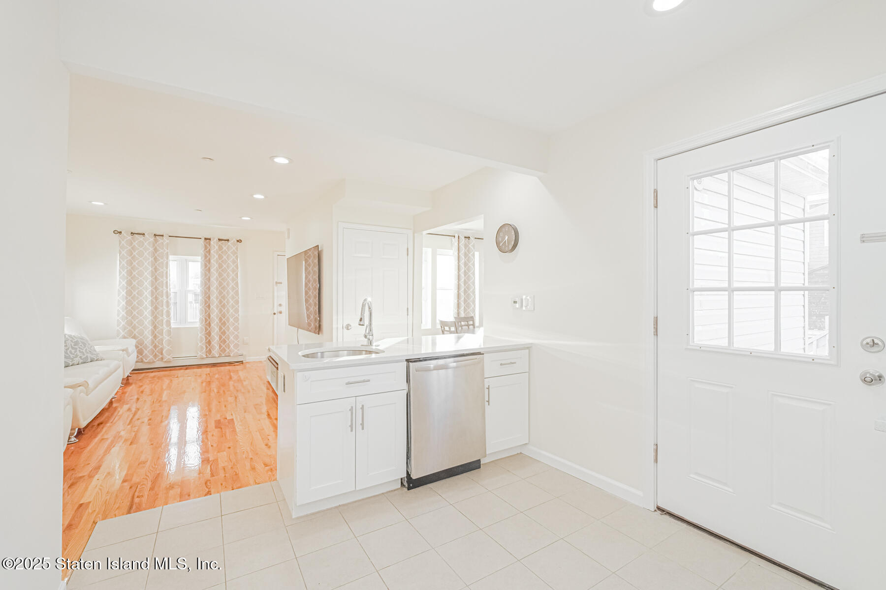 43 Maple Terrace Staten Island, NY 10306 - Photo 12 of 32 a large white room with a large window