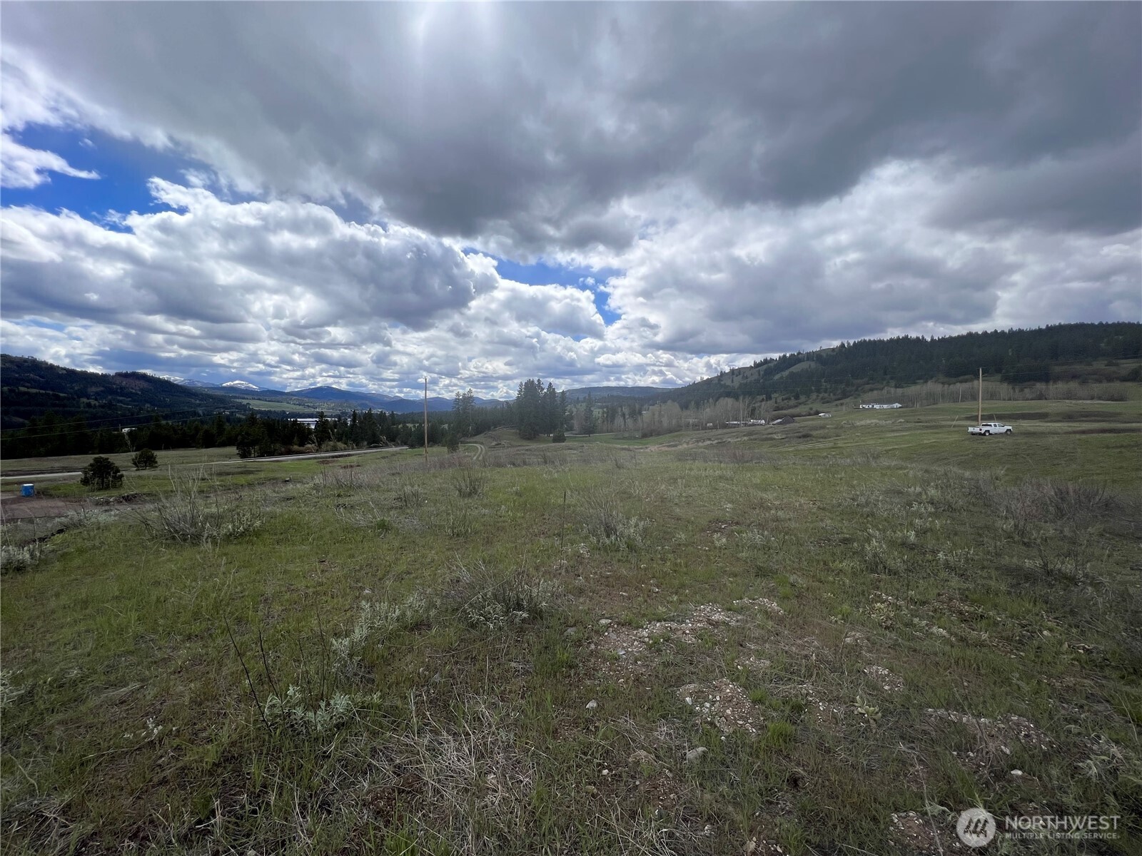 24 Spoke Lane Republic, WA 99166 - Photo 11 of 14 a view of a pathway with a yard