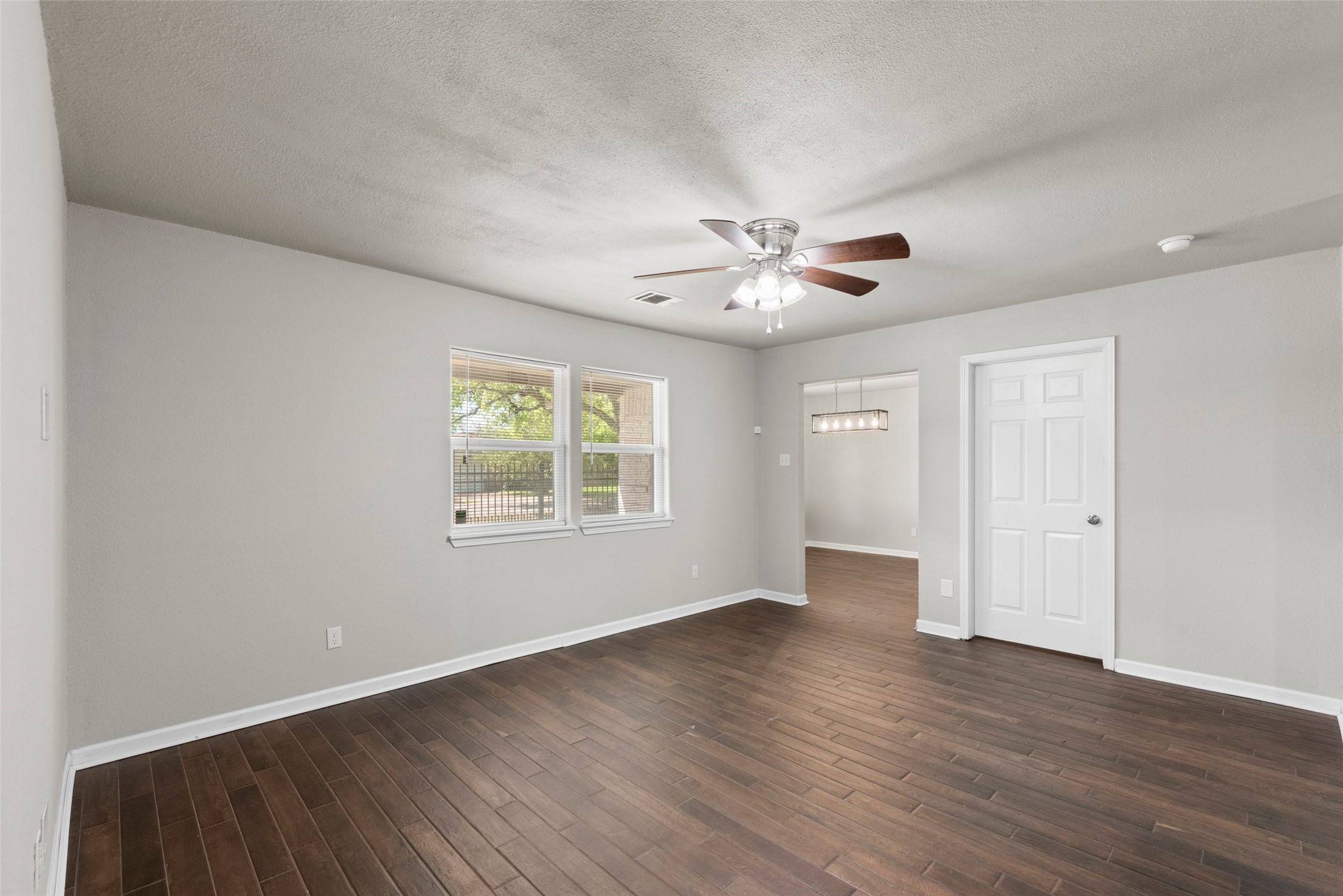 709 East 41st Street Houston, TX 77022 - Photo 7 of 25