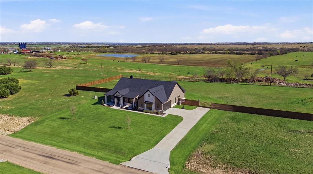 6620 Buffalo Ridge Circle Godley, TX 76044 - Photo 37 of 40 a view of a big yard with an ocean view
