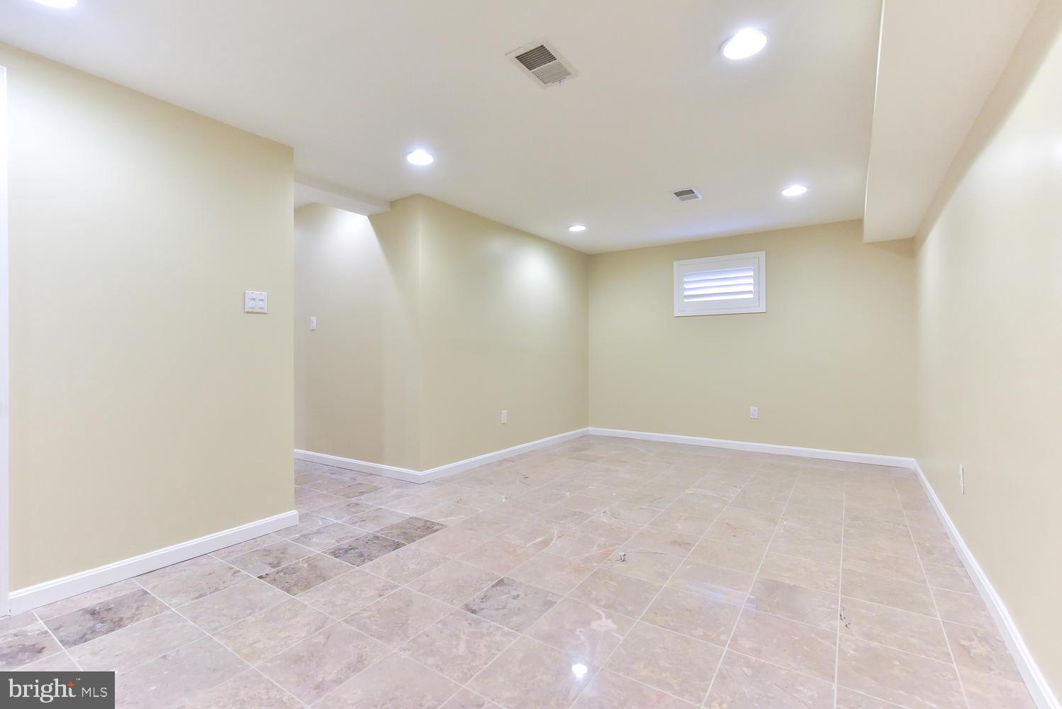 11803 Tree Fern Court Reston, VA 20191 - Photo 24 of 38 Large Daylight Rec Room