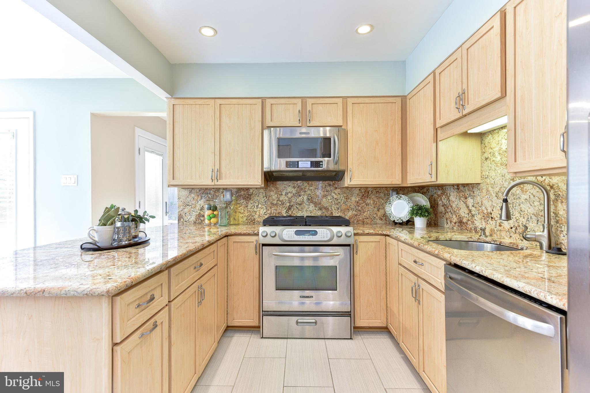 11803 Tree Fern Court Reston, VA 20191 - Photo 8 of 38 Chef Kitchen - GE & Kitchen Aid Appliances