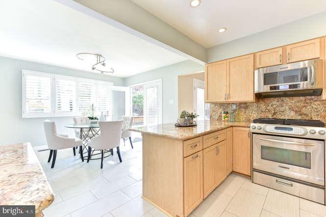 11803 Tree Fern Court Reston, VA 20191 - Photo 9 of 38 Chefs Kitchen with Breakfast Bar