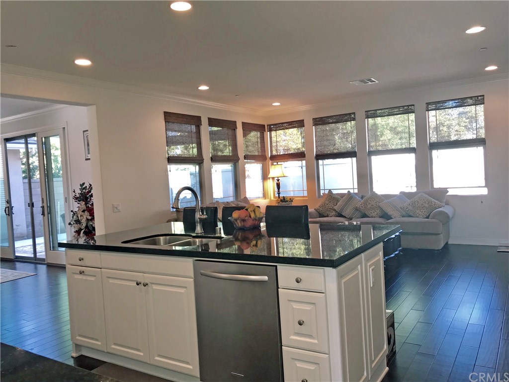 172 Willowbend Irvine, CA 92612 - Photo 2 of 18 Open great room