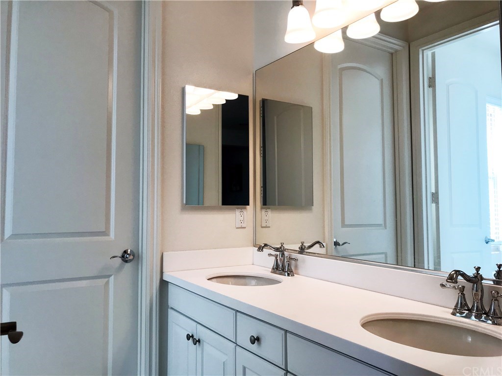 172 Willowbend Irvine, CA 92612 - Photo 13 of 18 Jack and Jill Bath with Dual Sinks and Walk in Linen Closet