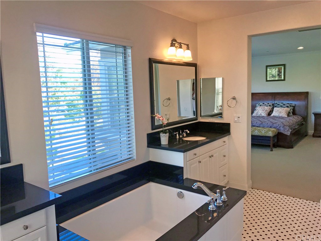 172 Willowbend Irvine, CA 92612 - Photo 9 of 18 Large, luxurious Master Bath