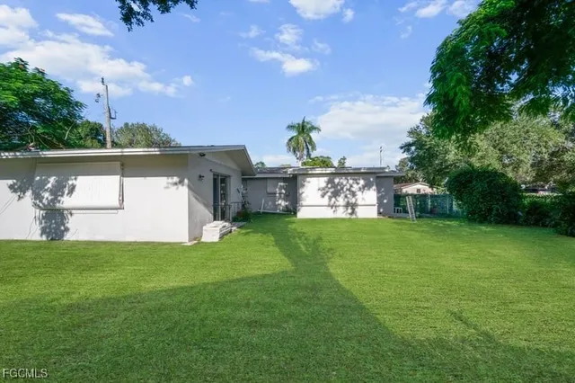 a view of a house with a yard
