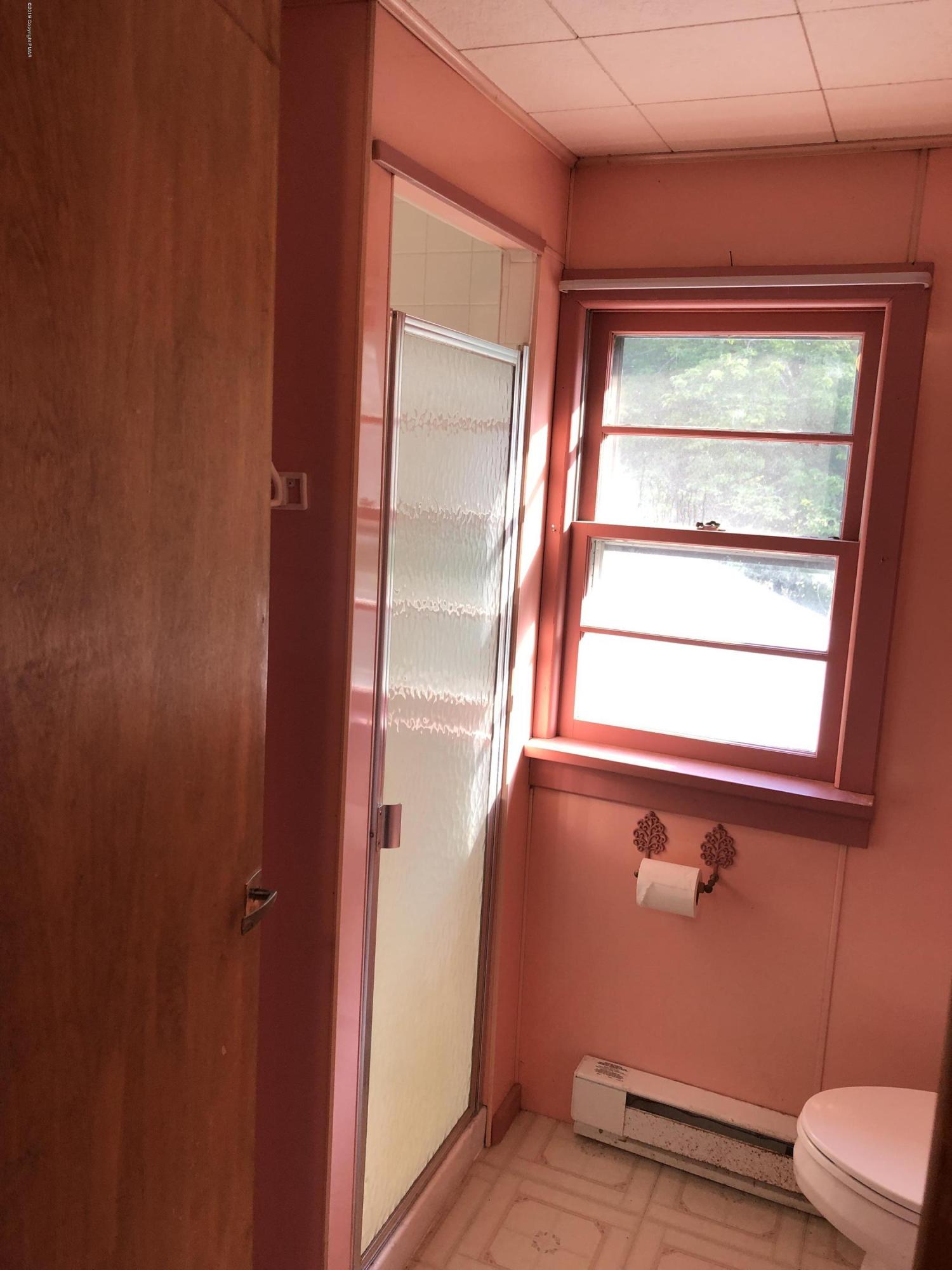 23 Highridge Road Albrightsville, PA 18210 - Photo 36 of 42 2nd Flr Bathroom